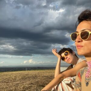 Mayra Hermosillo Instagram - SIERRA MADRE.

Recuerdo que caminaba por Coyoacán cuando Gabriel y Ale me hicieron una llamada para decirme que me tenían una buena noticia: Erika, Monterrey, una historia nueva que contar juntos. 

Desde hace rato creo que lo que pasa durante y detrás del rodaje es la preparación de la nueva piel de todas y todos los que emprendemos el viaje.

Ha sido una sonrisa tras suspiro ver el carrete de fotos y recordarnos haciendo esta serie. Desde el casting, callback, otro callback, la carretera con Natalia y Tomasa, conocer a María que ahora es mi familia también, inspirarme en Yvonne para ser Erika, conocer a tantas personas bellas, tomarles fotos, pasear por las calles de Monterrey, brindar, cantar. Ver a Ale, nuestra directora, firmar autógrafos, Nuncio sacando sus pasos de baile con todo y su cansancio, Ludivina y su corazón que une junto con su risa, Martín y su ternura por delante, Rodrigo y el tarot con buenas vibras, Víctor Chispita observando, Barreiro y su piquito de chico fresa, Fer Garzafox con su corazón bello, Dany Salinas que me hace reír con su autenticidad siempre que la veo, Rodarte que tiene una masterclass para que se le resbale y disfrutar la vida, Tessa y sus muchas referencias de lectura, Osorno y Josh escribiendo a cada uno de nuestros personajes… 

Es una avalancha de memorias que es taaaaanto que no cabe aquí.  Gracias a cada uno y cada una por existir y hacerme ver nuevas formas de hacer las cosas y de estar en la vida como actriz y como persona. 

Mars, Zapiain … Gracias por permanecer desde que nos conocimos en Monterrey. 🌊❤️