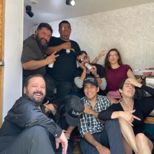 Mayra Hermosillo Instagram - SIERRA MADRE.

Recuerdo que caminaba por Coyoacán cuando Gabriel y Ale me hicieron una llamada para decirme que me tenían una buena noticia: Erika, Monterrey, una historia nueva que contar juntos. 

Desde hace rato creo que lo que pasa durante y detrás del rodaje es la preparación de la nueva piel de todas y todos los que emprendemos el viaje.

Ha sido una sonrisa tras suspiro ver el carrete de fotos y recordarnos haciendo esta serie. Desde el casting, callback, otro callback, la carretera con Natalia y Tomasa, conocer a María que ahora es mi familia también, inspirarme en Yvonne para ser Erika, conocer a tantas personas bellas, tomarles fotos, pasear por las calles de Monterrey, brindar, cantar. Ver a Ale, nuestra directora, firmar autógrafos, Nuncio sacando sus pasos de baile con todo y su cansancio, Ludivina y su corazón que une junto con su risa, Martín y su ternura por delante, Rodrigo y el tarot con buenas vibras, Víctor Chispita observando, Barreiro y su piquito de chico fresa, Fer Garzafox con su corazón bello, Dany Salinas que me hace reír con su autenticidad siempre que la veo, Rodarte que tiene una masterclass para que se le resbale y disfrutar la vida, Tessa y sus muchas referencias de lectura, Osorno y Josh escribiendo a cada uno de nuestros personajes… 

Es una avalancha de memorias que es taaaaanto que no cabe aquí.  Gracias a cada uno y cada una por existir y hacerme ver nuevas formas de hacer las cosas y de estar en la vida como actriz y como persona. 

Mars, Zapiain … Gracias por permanecer desde que nos conocimos en Monterrey. 🌊❤️