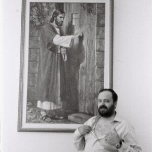 Mayra Hermosillo Instagram - SIERRA MADRE.

Recuerdo que caminaba por Coyoacán cuando Gabriel y Ale me hicieron una llamada para decirme que me tenían una buena noticia: Erika, Monterrey, una historia nueva que contar juntos. 

Desde hace rato creo que lo que pasa durante y detrás del rodaje es la preparación de la nueva piel de todas y todos los que emprendemos el viaje.

Ha sido una sonrisa tras suspiro ver el carrete de fotos y recordarnos haciendo esta serie. Desde el casting, callback, otro callback, la carretera con Natalia y Tomasa, conocer a María que ahora es mi familia también, inspirarme en Yvonne para ser Erika, conocer a tantas personas bellas, tomarles fotos, pasear por las calles de Monterrey, brindar, cantar. Ver a Ale, nuestra directora, firmar autógrafos, Nuncio sacando sus pasos de baile con todo y su cansancio, Ludivina y su corazón que une junto con su risa, Martín y su ternura por delante, Rodrigo y el tarot con buenas vibras, Víctor Chispita observando, Barreiro y su piquito de chico fresa, Fer Garzafox con su corazón bello, Dany Salinas que me hace reír con su autenticidad siempre que la veo, Rodarte que tiene una masterclass para que se le resbale y disfrutar la vida, Tessa y sus muchas referencias de lectura, Osorno y Josh escribiendo a cada uno de nuestros personajes… 

Es una avalancha de memorias que es taaaaanto que no cabe aquí.  Gracias a cada uno y cada una por existir y hacerme ver nuevas formas de hacer las cosas y de estar en la vida como actriz y como persona. 

Mars, Zapiain … Gracias por permanecer desde que nos conocimos en Monterrey. 🌊❤️
