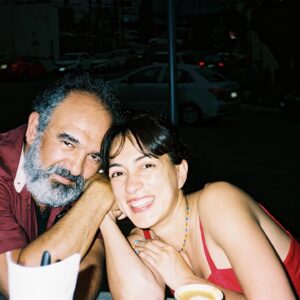 Mayra Hermosillo Instagram - SIERRA MADRE.

Recuerdo que caminaba por Coyoacán cuando Gabriel y Ale me hicieron una llamada para decirme que me tenían una buena noticia: Erika, Monterrey, una historia nueva que contar juntos. 

Desde hace rato creo que lo que pasa durante y detrás del rodaje es la preparación de la nueva piel de todas y todos los que emprendemos el viaje.

Ha sido una sonrisa tras suspiro ver el carrete de fotos y recordarnos haciendo esta serie. Desde el casting, callback, otro callback, la carretera con Natalia y Tomasa, conocer a María que ahora es mi familia también, inspirarme en Yvonne para ser Erika, conocer a tantas personas bellas, tomarles fotos, pasear por las calles de Monterrey, brindar, cantar. Ver a Ale, nuestra directora, firmar autógrafos, Nuncio sacando sus pasos de baile con todo y su cansancio, Ludivina y su corazón que une junto con su risa, Martín y su ternura por delante, Rodrigo y el tarot con buenas vibras, Víctor Chispita observando, Barreiro y su piquito de chico fresa, Fer Garzafox con su corazón bello, Dany Salinas que me hace reír con su autenticidad siempre que la veo, Rodarte que tiene una masterclass para que se le resbale y disfrutar la vida, Tessa y sus muchas referencias de lectura, Osorno y Josh escribiendo a cada uno de nuestros personajes… 

Es una avalancha de memorias que es taaaaanto que no cabe aquí.  Gracias a cada uno y cada una por existir y hacerme ver nuevas formas de hacer las cosas y de estar en la vida como actriz y como persona. 

Mars, Zapiain … Gracias por permanecer desde que nos conocimos en Monterrey. 🌊❤️