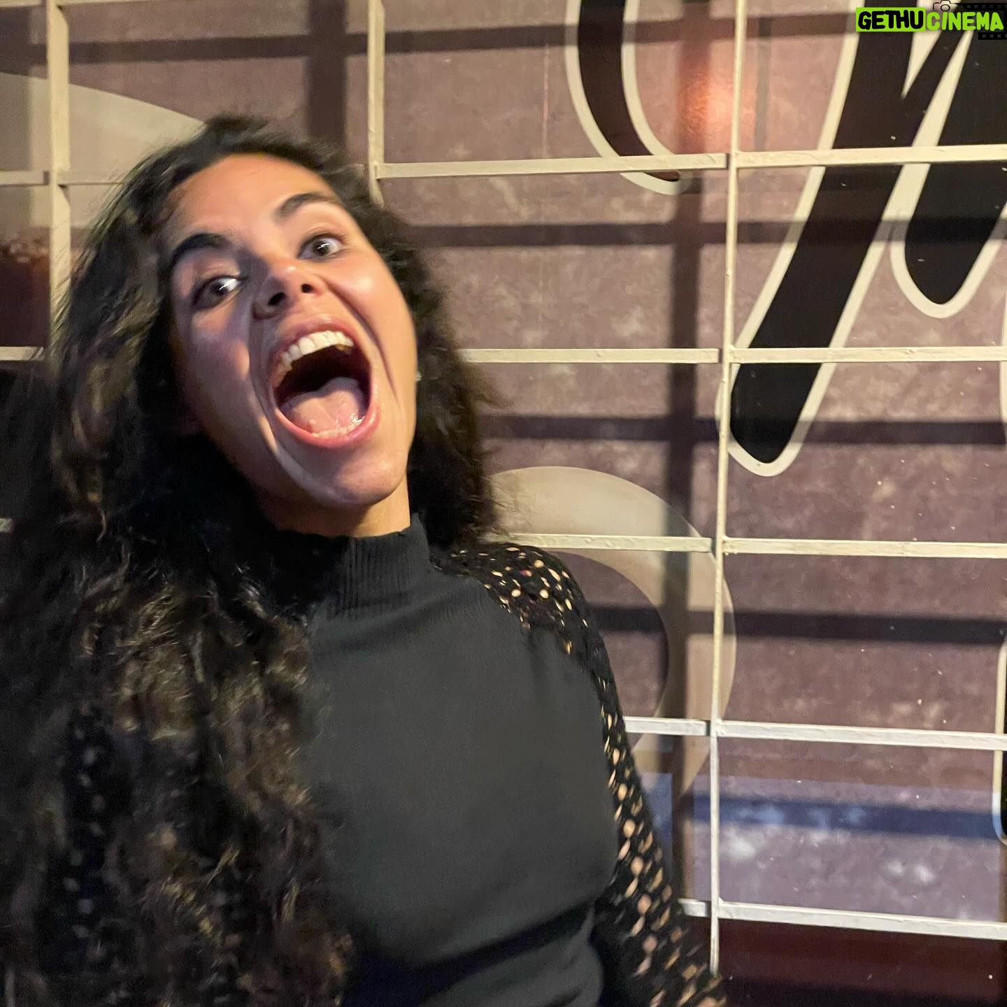Mayra Hermosillo - 0.9K Likes - SIERRA MADRE.
Recuerdo que caminaba por CoyoacĆ”n cuando Gabriel y Ale me hicieron una llamada para decirme que me tenĆan una buena noticia: Erika, Monterrey, una historia nueva que contar juntos.
Desde hace rato creo que lo que pasa durante y detrÔs del rodaje es la preparación de la nueva piel de todas y todos los que emprendemos el viaje.
Ha sido una sonrisa tras suspiro ver el carrete de fotos y recordarnos haciendo esta serie. Desde el casting, callback, otro callback, la carretera con Natalia y Tomasa, conocer a MarĆa que ahora es mi familia tambiĆ©n, inspirarme en Yvonne para ser Erika, conocer a tantas personas bellas, tomarles fotos, pasear por las calles de Monterrey, brindar, cantar. Ver a Ale, nuestra directora, firmar autógrafos, Nuncio sacando sus pasos de baile con todo y su cansancio, Ludivina y su corazón que une junto con su risa, MartĆn y su ternura por delante, Rodrigo y el tarot con buenas vibras, VĆctor Chispita observando, Barreiro y su piquito de chico fresa, Fer Garzafox con su corazón bello, Dany Salinas que me hace reĆr con su autenticidad siempre que la veo, Rodarte que tiene una masterclass para que se le resbale y disfrutar la vida, Tessa y sus muchas referencias de lectura, Osorno y Josh escribiendo a cada uno de nuestros personajesā¦
Es una avalancha de memorias que es taaaaanto que no cabe aquĆ. Gracias a cada uno y cada una por existir y hacerme ver nuevas formas de hacer las cosas y de estar en la vida como actriz y como persona.
Mars, Zapiain ⦠Gracias por permanecer desde que nos conocimos en Monterrey. šā¤ļø