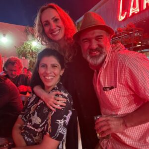 Mayra Hermosillo Instagram - SIERRA MADRE.

Recuerdo que caminaba por Coyoacán cuando Gabriel y Ale me hicieron una llamada para decirme que me tenían una buena noticia: Erika, Monterrey, una historia nueva que contar juntos. 

Desde hace rato creo que lo que pasa durante y detrás del rodaje es la preparación de la nueva piel de todas y todos los que emprendemos el viaje.

Ha sido una sonrisa tras suspiro ver el carrete de fotos y recordarnos haciendo esta serie. Desde el casting, callback, otro callback, la carretera con Natalia y Tomasa, conocer a María que ahora es mi familia también, inspirarme en Yvonne para ser Erika, conocer a tantas personas bellas, tomarles fotos, pasear por las calles de Monterrey, brindar, cantar. Ver a Ale, nuestra directora, firmar autógrafos, Nuncio sacando sus pasos de baile con todo y su cansancio, Ludivina y su corazón que une junto con su risa, Martín y su ternura por delante, Rodrigo y el tarot con buenas vibras, Víctor Chispita observando, Barreiro y su piquito de chico fresa, Fer Garzafox con su corazón bello, Dany Salinas que me hace reír con su autenticidad siempre que la veo, Rodarte que tiene una masterclass para que se le resbale y disfrutar la vida, Tessa y sus muchas referencias de lectura, Osorno y Josh escribiendo a cada uno de nuestros personajes… 

Es una avalancha de memorias que es taaaaanto que no cabe aquí.  Gracias a cada uno y cada una por existir y hacerme ver nuevas formas de hacer las cosas y de estar en la vida como actriz y como persona. 

Mars, Zapiain … Gracias por permanecer desde que nos conocimos en Monterrey. 🌊❤️