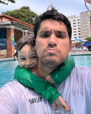 Mayra Méndez Instagram - Mientras seleccionaba las fotos que quería montar en este carrete y en este preciso momento en el que estoy escribiendo estas palabras, un solo pensamiento cargado de amor sincero, agradecimiento y nostalgia se adueña de mi. Lo afortunada que soy de poder disfrutar de esta etapa, una etapa que me hace sentir plena, orgullosa y privilegiada. Ser mamá de 2, pertenecer a una familia de 4. Me está gustando mucho 🤍