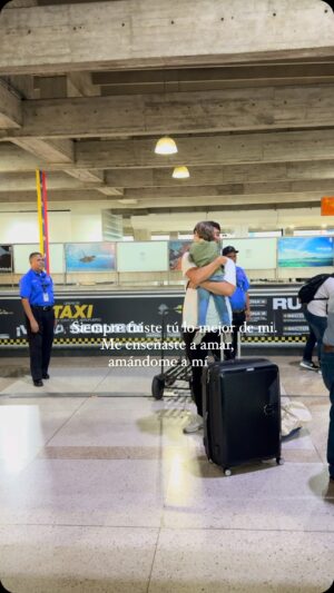 Mayra Méndez Instagram - Papá viaja varias semanas al año. Mateo cuenta los días para que vuelva y cuando ese día llega, baja al aeropuerto a buscarlo con un deseo enorme de volverse a reencontrar. 🤍✨