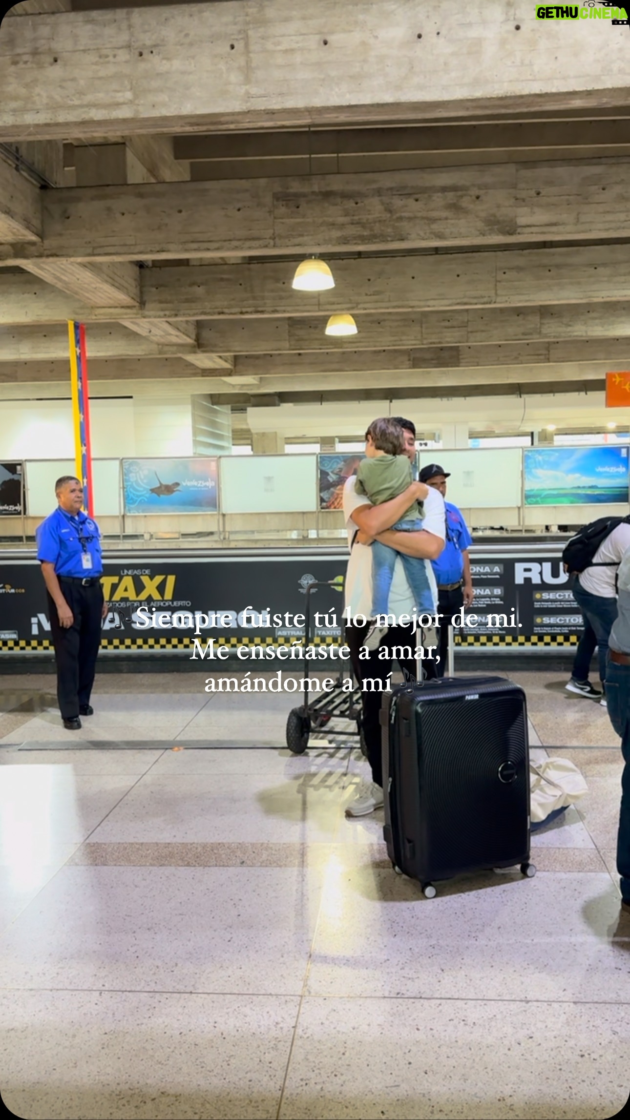 Mayra Méndez - 262 Likes - Papá viaja varias semanas al año. Mateo cuenta los días para que vuelva y cuando ese día llega, baja al aeropuerto a buscarlo con un deseo enorme de volverse a reencontrar. 🤍✨