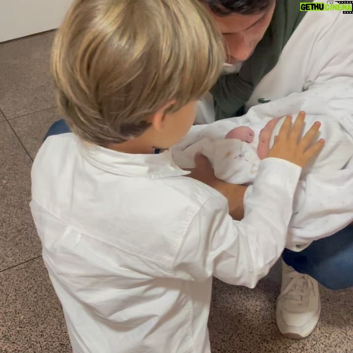 Mayra Méndez - 837 Likes - Mañana, un mes de este día 🥹
Gracias por llegar a nuestras vidas mi muñequita de porcelana.
No ha sido fácil, tampoco difícil. Las hormonas han estado fastidiosas. Los miedos salieron del escondite y están bailando a mi alrededor. He estado triste, sin energía y sin ánimos. Pero es normal. Es parte del proceso, de adentrarme a una nueva dinámica, una nueva etapa de mi vida. Lo estoy haciendo bien, lo estamos haciendo bien como familia. Paciencia, un día a la vez.