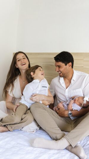 Mayra Méndez Instagram - Que bonito haber coincidido, habernos enamorado, ilusionado y decidido disfrutar y aprender de la vida juntos. De ahí, aventurarnos, salir de Venezuela buscando oportunidades que aunque parecían individuales, queríamos prepararnos para lo que hoy somos. Los papás de Mateo y Ana Sofía. 

Soy muy privilegiada. Te admiro todos los días y me ilusiona todo lo que nos espera por vivir. 

Te amamos papá 🤍 @soutodavid