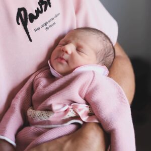 Mayra Méndez Instagram - Mañana, un mes de este día 🥹

Gracias por llegar a nuestras vidas mi muñequita de porcelana. 

No ha sido fácil, tampoco difícil. Las hormonas han estado fastidiosas. Los miedos salieron del escondite y están bailando a mi alrededor. He estado triste, sin energía y sin ánimos. Pero es normal. Es parte del proceso, de adentrarme a una nueva dinámica, una nueva etapa de mi vida. Lo estoy haciendo bien, lo estamos haciendo bien como familia. Paciencia, un día a la vez.