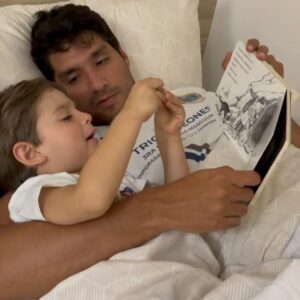 Mayra Méndez Instagram - Mientras seleccionaba las fotos que quería montar en este carrete y en este preciso momento en el que estoy escribiendo estas palabras, un solo pensamiento cargado de amor sincero, agradecimiento y nostalgia se adueña de mi. Lo afortunada que soy de poder disfrutar de esta etapa, una etapa que me hace sentir plena, orgullosa y privilegiada. Ser mamá de 2, pertenecer a una familia de 4. Me está gustando mucho 🤍