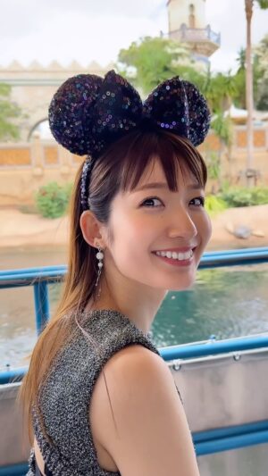 Mayu Sugieda Instagram - ☺︎
前半は船乗ったり🚢
後半は飛び跳ねたり🥰
そして…食べて、食べる人！笑🥪
・
・
・
#東京ディズニーシー
#Disney #TDS #Tokyo
#オフショット #ootd #outfit
#トイストーリーマニア #トイマニ
#派手コーデ #ディズニーコーデ
#私服 #ピンクコーデ #ノースリーブ
#コーディネート #カチューシャ #ナチュラルメイク
#夏コーデ #夏メイク #動画 #モデル #杉枝真結