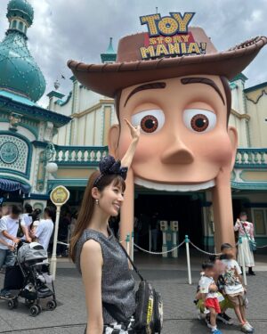 Mayu Sugieda Instagram - ☺︎
トイマニ！楽しかった🎠🩵🩵🩵
ディズニー投稿も終盤だよ🥰🙈
・
・
・
#食べ歩き #お出掛け #スカートコーデ #コーディネート
#東京ディズニーシー #東京ディズニーランド #ラメトップス
#Disney #TDS #TOKYO #オフショット #ootd #outfit
#私服 #派手コーデ #フラッグ #ピンクコーデ #ノースリーブ
#ディズニー #ディズニーシー #ディズニーコーデ #カチューシャ
#ディズニーカチューシャ #テーマパーク #夏 #モデル #杉枝真結