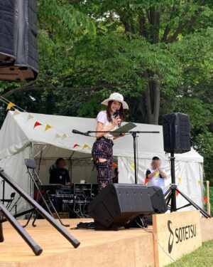 Mayu Sugieda Instagram - ☺︎
Yokohama Nature Week 2024！
お越しいただいた皆様、ありがとうございました🌿

自然の中で、大勢の子どもたちが
楽しそうに走り回っていたり…
遊具で思い思いに遊んでいたり…
ステージの周りに集まってみては
アーティストのライブ曲に合わせて
元気いっぱいに手拍子をしてくれたり😌🫶

もちろん子供達だけではなく
大勢の大人の方々も、公園を・公演を楽しんでくださり
リラックスして優しい微笑みを浮かべるお顔
たくさん拝見することができました！！

音楽の楽しみ方、この空間、最高だなと。✨

実は…
今回の会場「こども自然公園」がある二俣川駅周辺は
親戚が住んでいて、小さい頃からよく通っている場所🚃
実際、一時期住んでいたこともあるくらい🤭
なので、本当に地元のような気持ちで
お仕事ができ、嬉しくて感激でした！！！🎙️

ベトナム→横浜と、イベント続きな5月。
続いては、5/25(土)大阪にてジェラート屋さんへ🍨
今週、またお会いしましょうね🥰🙂‍↕️💓

#イベント #情報 #今週 #明後日 #遊びに来てね 
#神奈川 #横浜 #こども自然公園 #MC #楽しみ
#Yokohama #nature #week #2024 #live
#アーティスト #ライブ #杉枝真結 #集合