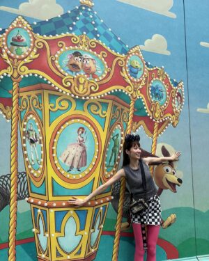 Mayu Sugieda Instagram - ☺︎
トイマニ！楽しかった🎠🩵🩵🩵
ディズニー投稿も終盤だよ🥰🙈
・
・
・
#食べ歩き #お出掛け #スカートコーデ #コーディネート
#東京ディズニーシー #東京ディズニーランド #ラメトップス
#Disney #TDS #TOKYO #オフショット #ootd #outfit
#私服 #派手コーデ #フラッグ #ピンクコーデ #ノースリーブ
#ディズニー #ディズニーシー #ディズニーコーデ #カチューシャ
#ディズニーカチューシャ #テーマパーク #夏 #モデル #杉枝真結