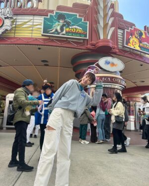 Mayu Sugieda Instagram - ☺︎
ユニバーサル・スタジオ・ジャパン特集🎢✨
昨晩オンエアされました「すもももももも！ピーチCAFE」
皆さん、ご覧いただけましたでしょうか🥳？

“ヒロアカ”に“コナン”まで…！
それぞれの世界に没入して
大はしゃぎの回でした🙋‍♀️🙋‍♂️🙋‍♀️🙋‍♂️🌼

先日のスタジオやロケに続き、また今回も！！
麒麟 田村さん
翠星チークダンス ちろるさん、木佐さん
御三方とご一緒させていただいたのですが😌🙏
2枚目は、そんな4人での大満喫オフショットも📸

そして
なんとロケ当日には、あの方がいらっしゃっていたそうなんです。
名探偵コナンの作者！！！青山剛昌先生が…！！！！！🎨
怪盗キッドがカッコ良すぎました。。。🔥

大興奮のロケでした、皆さんもぜひUSJへ🩵🩵🩵

#ユニバーサルスタジオジャパン #USJ #ユニバ
#僕のヒーローアカデミア #ヒロアカ #名探偵コナン #コナン
#テーマパーク #ピーチCAFE #オフショット #青山剛昌 先生