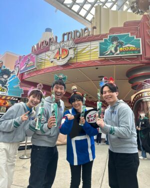 Mayu Sugieda Instagram - ☺︎
ユニバーサル・スタジオ・ジャパン特集🎢✨
昨晩オンエアされました「すもももももも！ピーチCAFE」
皆さん、ご覧いただけましたでしょうか🥳？

“ヒロアカ”に“コナン”まで…！
それぞれの世界に没入して
大はしゃぎの回でした🙋‍♀️🙋‍♂️🙋‍♀️🙋‍♂️🌼

先日のスタジオやロケに続き、また今回も！！
麒麟 田村さん
翠星チークダンス ちろるさん、木佐さん
御三方とご一緒させていただいたのですが😌🙏
2枚目は、そんな4人での大満喫オフショットも📸

そして
なんとロケ当日には、あの方がいらっしゃっていたそうなんです。
名探偵コナンの作者！！！青山剛昌先生が…！！！！！🎨
怪盗キッドがカッコ良すぎました。。。🔥

大興奮のロケでした、皆さんもぜひUSJへ🩵🩵🩵

#ユニバーサルスタジオジャパン #USJ #ユニバ
#僕のヒーローアカデミア #ヒロアカ #名探偵コナン #コナン
#テーマパーク #ピーチCAFE #オフショット #青山剛昌 先生