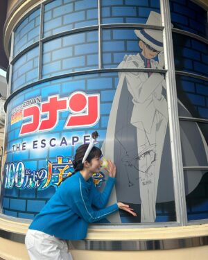 Mayu Sugieda Instagram - ☺︎
ユニバーサル・スタジオ・ジャパン特集🎢✨
昨晩オンエアされました「すもももももも！ピーチCAFE」
皆さん、ご覧いただけましたでしょうか🥳？

“ヒロアカ”に“コナン”まで…！
それぞれの世界に没入して
大はしゃぎの回でした🙋‍♀️🙋‍♂️🙋‍♀️🙋‍♂️🌼

先日のスタジオやロケに続き、また今回も！！
麒麟 田村さん
翠星チークダンス ちろるさん、木佐さん
御三方とご一緒させていただいたのですが😌🙏
2枚目は、そんな4人での大満喫オフショットも📸

そして
なんとロケ当日には、あの方がいらっしゃっていたそうなんです。
名探偵コナンの作者！！！青山剛昌先生が…！！！！！🎨
怪盗キッドがカッコ良すぎました。。。🔥

大興奮のロケでした、皆さんもぜひUSJへ🩵🩵🩵

#ユニバーサルスタジオジャパン #USJ #ユニバ
#僕のヒーローアカデミア #ヒロアカ #名探偵コナン #コナン
#テーマパーク #ピーチCAFE #オフショット #青山剛昌 先生
