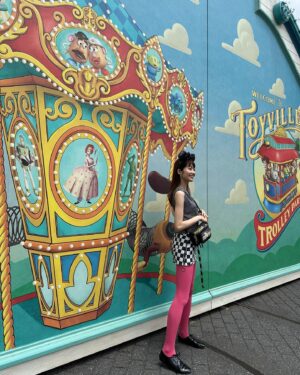 Mayu Sugieda Instagram - ☺︎
トイマニ！楽しかった🎠🩵🩵🩵
ディズニー投稿も終盤だよ🥰🙈
・
・
・
#食べ歩き #お出掛け #スカートコーデ #コーディネート
#東京ディズニーシー #東京ディズニーランド #ラメトップス
#Disney #TDS #TOKYO #オフショット #ootd #outfit
#私服 #派手コーデ #フラッグ #ピンクコーデ #ノースリーブ
#ディズニー #ディズニーシー #ディズニーコーデ #カチューシャ
#ディズニーカチューシャ #テーマパーク #夏 #モデル #杉枝真結