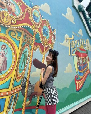 Mayu Sugieda Instagram - ☺︎
トイマニ！楽しかった🎠🩵🩵🩵
ディズニー投稿も終盤だよ🥰🙈
・
・
・
#食べ歩き #お出掛け #スカートコーデ #コーディネート
#東京ディズニーシー #東京ディズニーランド #ラメトップス
#Disney #TDS #TOKYO #オフショット #ootd #outfit
#私服 #派手コーデ #フラッグ #ピンクコーデ #ノースリーブ
#ディズニー #ディズニーシー #ディズニーコーデ #カチューシャ
#ディズニーカチューシャ #テーマパーク #夏 #モデル #杉枝真結