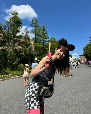 Mayu Sugieda Instagram - ☺︎
ディズニー、食べたいもの多すぎる😮‍💨💕
#食べ歩き #お出掛け #スカートコーデ #コーディネート
#東京ディズニーシー #東京ディズニーランド #ラメトップス
#Disney #TDS #TOKYO #オフショット #ootd #outfit
#私服 #派手コーデ #フラッグ #ピンクコーデ #ノースリーブ
#ディズニー #ディズニーシー #モデル #japanese #杉枝真結