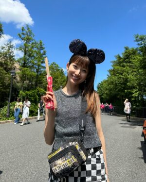 Mayu Sugieda Instagram - ☺︎
ディズニー、食べたいもの多すぎる😮‍💨💕
#食べ歩き #お出掛け #スカートコーデ #コーディネート
#東京ディズニーシー #東京ディズニーランド #ラメトップス
#Disney #TDS #TOKYO #オフショット #ootd #outfit
#私服 #派手コーデ #フラッグ #ピンクコーデ #ノースリーブ
#ディズニー #ディズニーシー #モデル #japanese #杉枝真結
