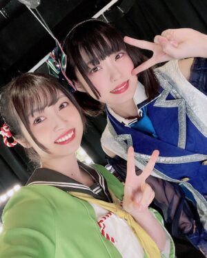 Mayu Yoshioka Instagram - 温ゲキむすめMEMORY ありがとうございました♨️

最高に熱くて盛り上がった1日でした！
コラボライブ、温泉むすめとして参加できて本当に嬉しかったです！！

チーム温泉むすめ。
飯坂ぶりのあまねすとの歌、安心感あってすごく楽しかったし、ソロ曲コーレス楽しすぎだし、みはるんの歌沁みるし、可愛いし、春野先生…いつから先生って呼んでたっけ…楽しい人すぎたし、一日でみんなと一気に仲良くなれたのもあって、最高のチームだなって思ってました👍

オンゲキの皆さんともお話できて。
楽屋からずっと楽しかったです。
コラボのタオル曲が、ずっと頭から離れません。
朝起きて、仕事前ずっと鼻歌してた。笑

良い曲いっぱい！
ゲームセンター行ったらオンゲキ探すな、きっと。

実は真尋ちゃん関東でのライブ初なので、ドキドキしてました。
しかも歌ったことない曲たくさんチャレンジさせてもらえて。
約5年ぶりのコラボライブ、また見たいってみんなに思ってもらえてたら良いな〜！
温むす知らなかった人にも少しでも温泉地行ってみようかなって思ってもらえてたら幸せです☺️

そして、飯坂温泉でのイベントも発表されました。
今年10月！
だいぶ先だな…！！と思った皆さん。
あっという間ですよ？笑
これで今年10月までは生きていけるね👍
よろしくお願いします！

#温泉むすめ #オンゲキ
#温ゲキむすめ 
#飯坂温泉 
#飯坂真尋