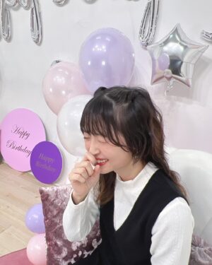 Mayu Yoshioka Instagram - #さきあげ さきちゃんが撮ってくれたシリーズ💐

ポイントは見切れる花。
作った顔とほんとの爆笑顔。

#南早紀
#吉岡茉祐
#吉岡インスタ頑張るってよ
