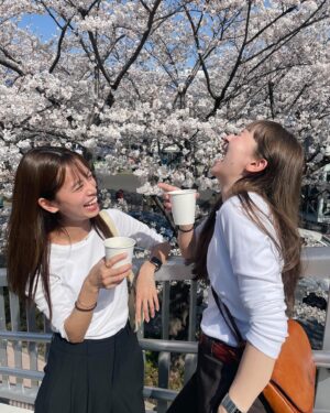 Mayuna Saburi Instagram - 満開の桜の下で🌸
今日は天気が良くて気持ちよかったね🦭

チーム時差投稿気味の私たちですが
この写真は今日撮ったもの✧*。 笑

眩しかったのでロレインの分も日陰を作ってみましたが、
見返したら全然意味が無かった😂

#満開の桜 
#ロレインへ #私だってやれば出来る #笑