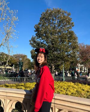 Mayuna Saburi Instagram - 毎年恒例のクリスマスディズニー🎄

友人の誕生日お祝いも兼ねて✨
いつもハッピーをありがとう💞

クリスマスモードが可愛すぎた🤭
みんなで自分のカチューシャぐるぐるして1日過ごしました✨

#disneyland 
#クリスマスディズニー