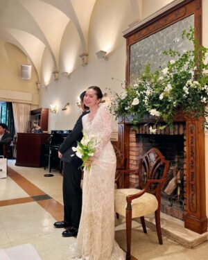 Mayuna Saburi Instagram - 5月の思い出🛼💫

ロレイン、良くんの結婚式🐶
@naomilorrainefrank @ryosekikawa 

たくさんの愛に包まれた素敵な結婚式だった〜💫
改めましておめでとうございます💐

ロレインのウェディングドレス姿が
綺麗可愛すぎて、シャッターが止まりません🤳🤳🤳🤳🤤

#結婚式