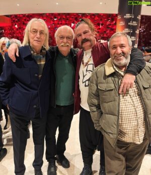 Mazlum Çimen Instagram - Bulutsuzluk Özlemi, Moğollar, Babazula ve Çimen..

Cem Karaca buluşması 🎸☺️