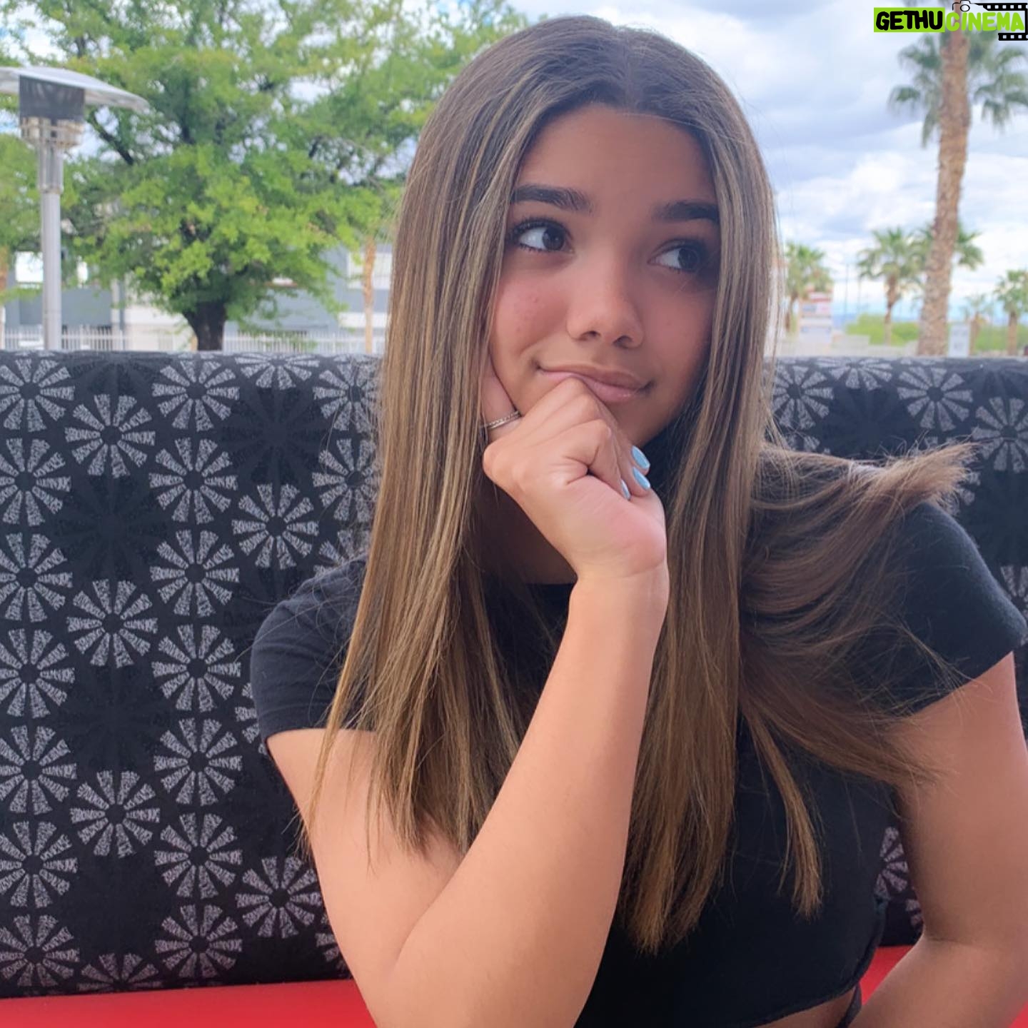 McKenna Roberts - 3 Likes - happy :) š