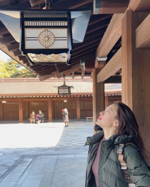 Mecco Chang Instagram - Bright winter in Japan. We are in the mood of love. 
🍁🌞
陽光燦爛的冬季是小清新

史詩般的文藝建築 絕美而壯麗￼

八方美景盡收眼底 

捎來放鬆的節奏  是愛情呀…♥️