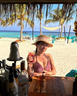 Mecco Chang Instagram - The Maldives. DAY 3 

Chilling at the water villa and the beach during the day time. After that, wonderfully served by an exotic tea party. 

Enjoying the simplicity.
簡單的海，天空，沙灘，人們❤️🤍
海島渡假帶著簡約的美

#又回到地球村
#透氣之旅 
#創業家
#演員
#主持
#maldives
#thejorneyofbreath
#byebyecovid
#holidays