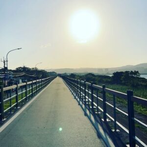 Mecco Chang Instagram - Love this vibe ♥️🌞 
ㄧ出太陽，車就跟著出發。

#cyclingbabe #sport #cyclinglife #livbikes #單車 #運動