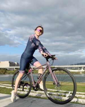 Mecco Chang Instagram - Love this vibe ♥️🌞 
ㄧ出太陽，車就跟著出發。

#cyclingbabe #sport #cyclinglife #livbikes #單車 #運動