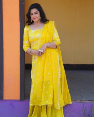 Meena Instagram - One Love 💛