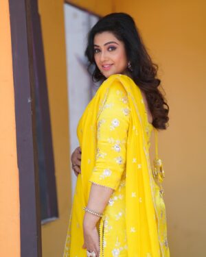 Meena Instagram - One Love 💛