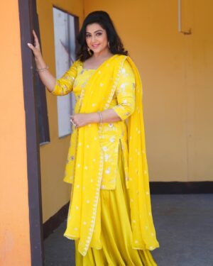 Meena Instagram - One Love 💛