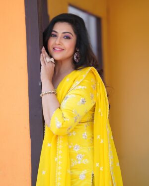 Meena Instagram - One Love 💛
