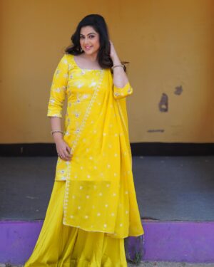 Meena Instagram - One Love 💛