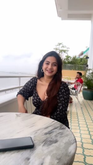 Meera Deosthale Instagram - 🤭🤭 

#reelitfeelit #trendingreels