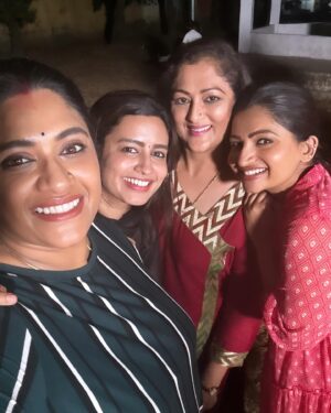 Meera Krishna, Meera Siva Instagram - Tamizhum Saraswathyum will be always listed as one of my fav serials. Everyone became family .. can’t accept the fact tat from tomorrow onwards I can’t get ready as Kothai and stand in front of the camera.. 
will miss Director Kumaran sir’s captaincy , Will miss this whole team☹️ Thank you so much @anandavikatan @vijaytelevision for this opportunity 
Thank you so much for all the support and love u guys gave us throughout the serial 🤗❤️Love you all 🥰