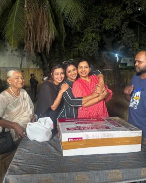 Meera Krishna, Meera Siva Instagram - Tamizhum Saraswathyum will be always listed as one of my fav serials. Everyone became family .. can’t accept the fact tat from tomorrow onwards I can’t get ready as Kothai and stand in front of the camera.. 
will miss Director Kumaran sir’s captaincy , Will miss this whole team☹️ Thank you so much @anandavikatan @vijaytelevision for this opportunity 
Thank you so much for all the support and love u guys gave us throughout the serial 🤗❤️Love you all 🥰