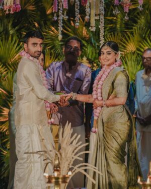 Meera Nandan Instagram - മുറുക്കിപ്പിടിക്കും ഇനി അങ്ങോട്ട് ♥️

@lightsoncreations @unnips @studio.omal @meralda.jewels @divaldi_wedding_planners
