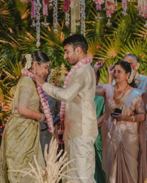 Meera Nandan Instagram - മുറുക്കിപ്പിടിക്കും ഇനി അങ്ങോട്ട് ♥️

@lightsoncreations @unnips @studio.omal @meralda.jewels @divaldi_wedding_planners