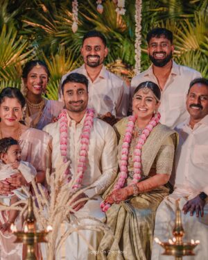 Meera Nandan Instagram - മുറുക്കിപ്പിടിക്കും ഇനി അങ്ങോട്ട് ♥️

@lightsoncreations @unnips @studio.omal @meralda.jewels @divaldi_wedding_planners