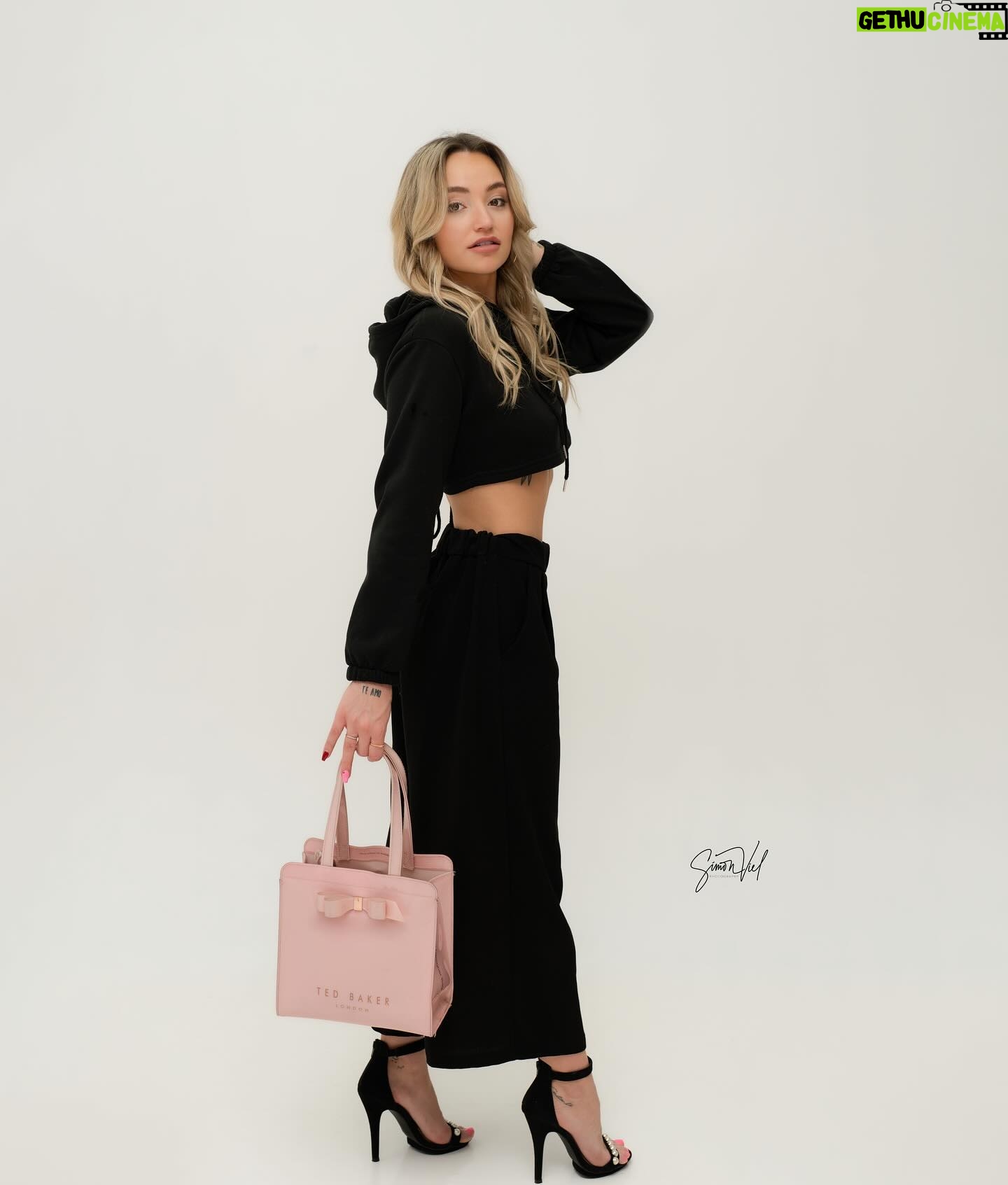 Megan Guénard - 482 Likes - There she is.