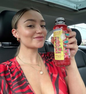 Megan Guénard Instagram - SWIPE pour voir ma réaction à la première gorgée du nouveau thé énergisant aux perles à la framboise de chez Bobba🤯

REVIEW: Je vous ai assez fais attendre, même moi je me trouve bonne d'avoir attendu aussi longtemps hihi, mais c'est vraiment le drink parfait si tu n'aime pas quelque chose de pétillant (comme la majorité des boissons énergisantes) et que tu veux avoir un boost d'énergie sans que tu te sentes mal de le boire à cause de ce qu'il contient et il est super rafraîchissant🙏

Thank me later😉

ps.:POURQUOI IL N'Y A PAS ENCORE D'EMOJI DE FRAMBOISES??????