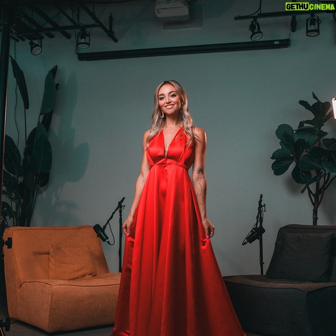 Megan Guénard - 676 Likes - C'EST OFFICIELLEMENT LE DERNIER ÉPISODE DE LA SAISON😱
Swipe pour découvrir le dernier invité...!
La Confess fût toute une aventure rempli de péripéties, de confessions, d'émotions et bien plus encore... C'est une expérience à jamais gravé dans mon coeur et je suis tellement reconnaissante pour toute l'amour qu'on reçoit continuellement🫶
Sans plus attendre, je t'annonce que je reçois Shady El Nahas pour clôturer cette première saison! Et tu dois te poser des questions et ne pas trop comprendre pourquoi... En faite, la réalité des choses est que chacun des épisodes à été filmé d'avance. 7 épisodes pour 7 personnes différentes en 3 jours de tournage. Toute qu'une aventure tu dis! (le déroulement et les coulisses de La Confess te seront partagé très bientôt, stay tuned!). Et c'est quand même une expérience qu'on a vécu ensemble, un épisode qui ravive des souvenirs et qui est très pertinent, car on en apprend d'avantage réellement sur lui et ce qu'il fait. On parle de la confiance en soi, la persévérance, la détermination, la religion, la méditation, les entraînements, les voyages et beaucoup plus.
Alors pourquoi pas vous le partager, d'être vrai avec vous, car oui c'est un chapitre de terminé, mais il fait parti de notre parcours et c'est un épisode qui a la même formule que tous les autres. Seulement que le temps passe et qu'on avance puis la vie change et nous apporte des surprises qui sont pour notre mieux🥰
À tout ceux qui on vécu une séparation récemment ou qui en sont encore tourmenté, je vous souhaite d'ailleurs de tout coeur de faire la paix avec votre passé et de pardonner l'autre ainsi que vous-même. Ça ne sert à rien de vouloir se battre contre ce qui est déjà hors de notre contrôle et qui n'est pas ici et maintenant...
Bref, c'est ce dimanche à 18h que l'intégralité de l'épisode sera disponible sur ma chaine YouTube (le lien est dans ma bio). À bientot xo