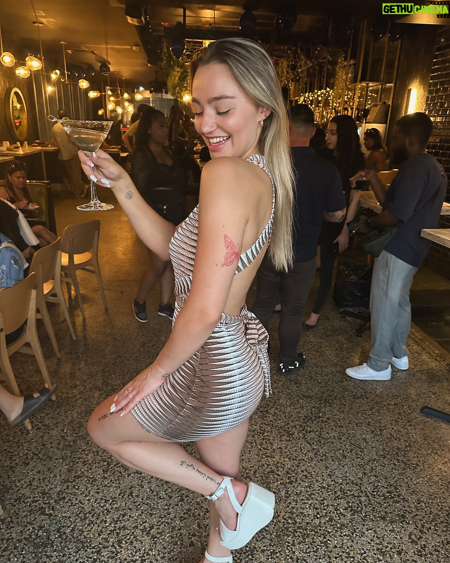 Megan Guénard - 276 Likes - Viré sous les tropiques chez TROPIKAL avec ma girl🌴
•
By the wayyy, gros coup de cœur du mac and cheese à la truffe de leur nouveau menu🤤